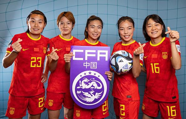 男生和女生一起努力生小孩